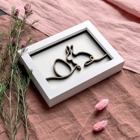 Hase mit Ei mit Umrandung im Rahmen