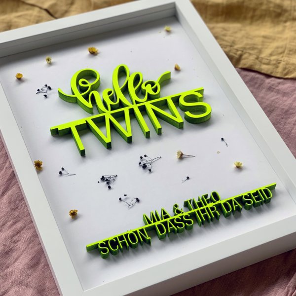 DIY-Set "hello twins" mit individuellen Namen im Rahmen
