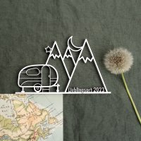 Wohnwagen und Berge mit individuellem Text